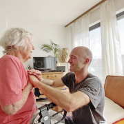 Raphael Mathes mit seiner Oma Marianne